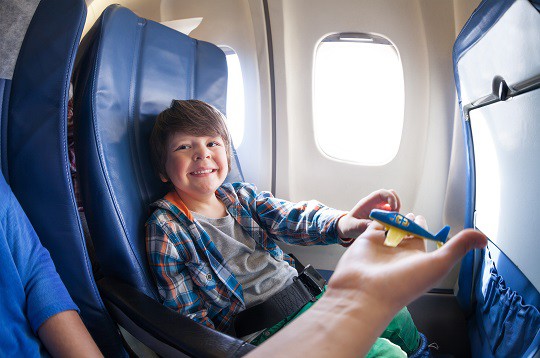 Dziecko w podróży samolotem. Co zabrać? O czym pamiętać?